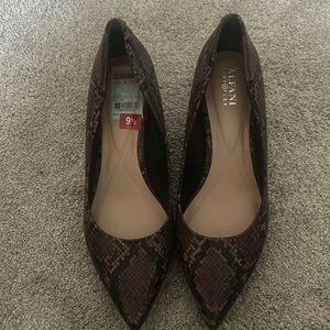 HEELS WITH SNAKE PRINT